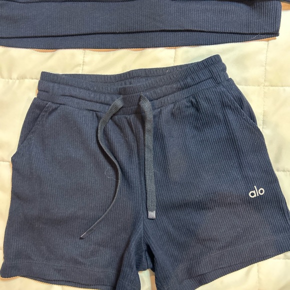 ALO - Matching set: Cropped hoodie and shorts with 3 inch inseam - Picture 4 of 9
